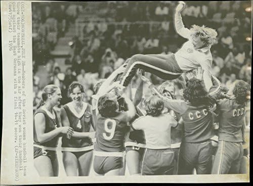 Vintage fotó Tagjai a Szovjet kézilabda csapat emelje fel a csapattársak, a levegő - Olimpiai Játékok Montreal 1976-ban